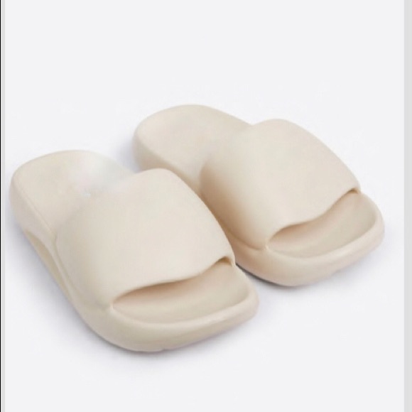 New white super comfy slide - Picture 7 of 9